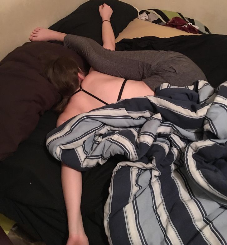 4 Posisi Aneh di Tempat Yang Nggak Semestinya, Ckck Ada-Ada Aja